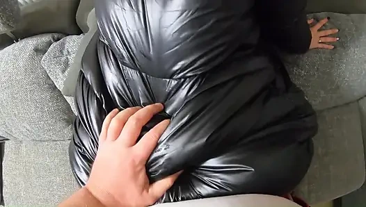 Yarak emdikten ve dölle dolduktan sonra iktidarsız kocamla öpüşmek için sabırsızlanıyorum