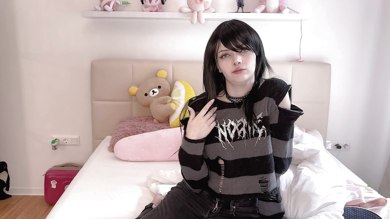 Emo genç kız ilk kez ev partisinde sert sikiliyor