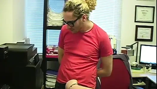 Jasmine'in götüne ihtiyacı var