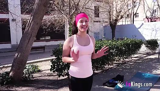 Lucy Duarte üniversiteli sınıf arkadaşını test etmek istiyor. İddia ettiği kadar iyi sikişiyor mu?