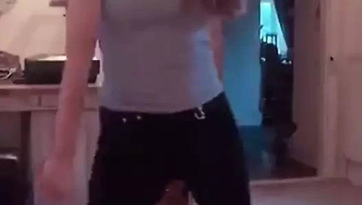 Büyük zıplayan göğüsler ile güzel esmer, dans klibi