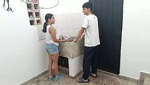 Ev yapımı seks - en sevdiğim esmer üvey kız kardeşim benimle seks yapmayı seviyor, çünkü 18 yaşındayım