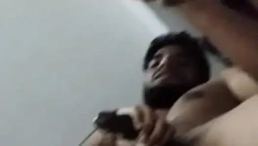 Kendime dokunuyorum ve desi yarağımla sevişiyorum.