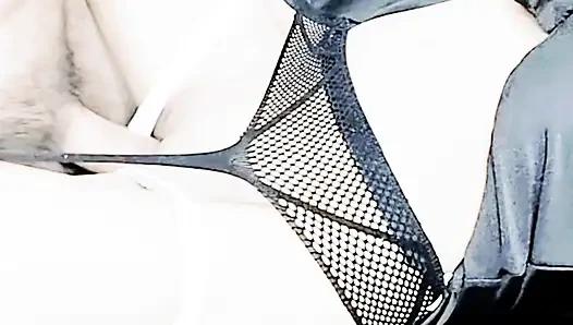 Üvey anne orta yaşlı seksi kadın gavat kocası etrafta yokken sikilmesine izin veriyor
