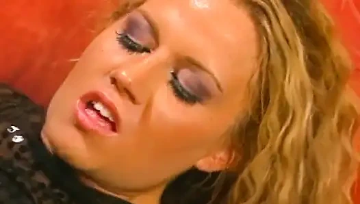 Sarışın orta yaşlı seksi kadın yapay penisi emiyor ve parmaklarıyla patlamalı orgazm oluyor