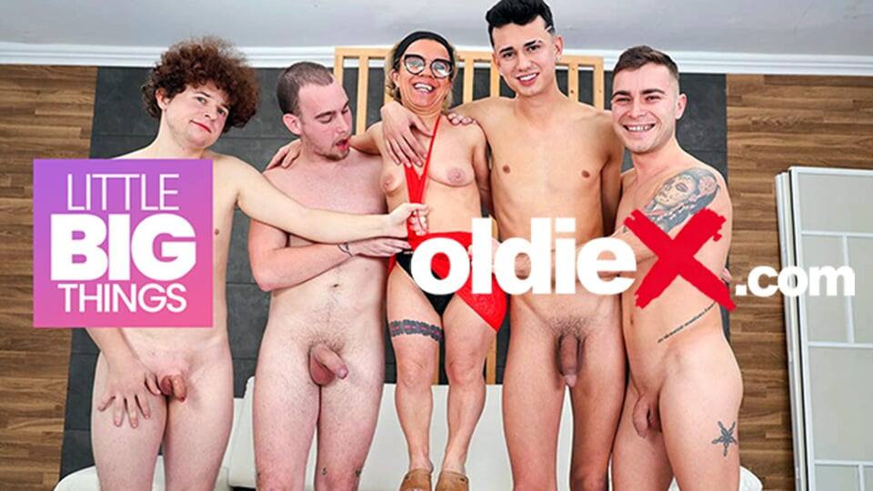 Cüce genç erkek avcısı üç azgın adam tarafından oldiex için grup seks yapıyor