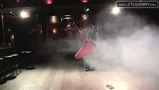 Sarışın kız bağlı ve her yere bağlı