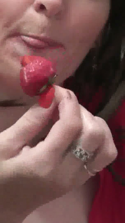 Mutfakta külot olmadan, güzel esmer milf, kremalı muz yiyor, ıslak kediyi orgazmla parmaklıyor. handjob | Klip 2