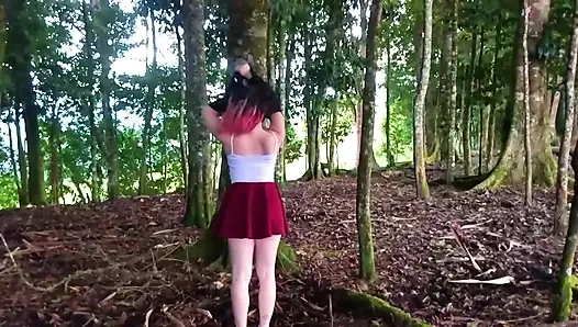 SOLUK TENLI KıZ ORMANDA MASTÜRBASYON YAPıYOR VE GÖTÜNÜ GÖSTERIYOR