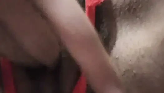 Kırmızı iç çamaşırlı sevimli kadın her şeyi gösteriyor ve kendine dokunuyor