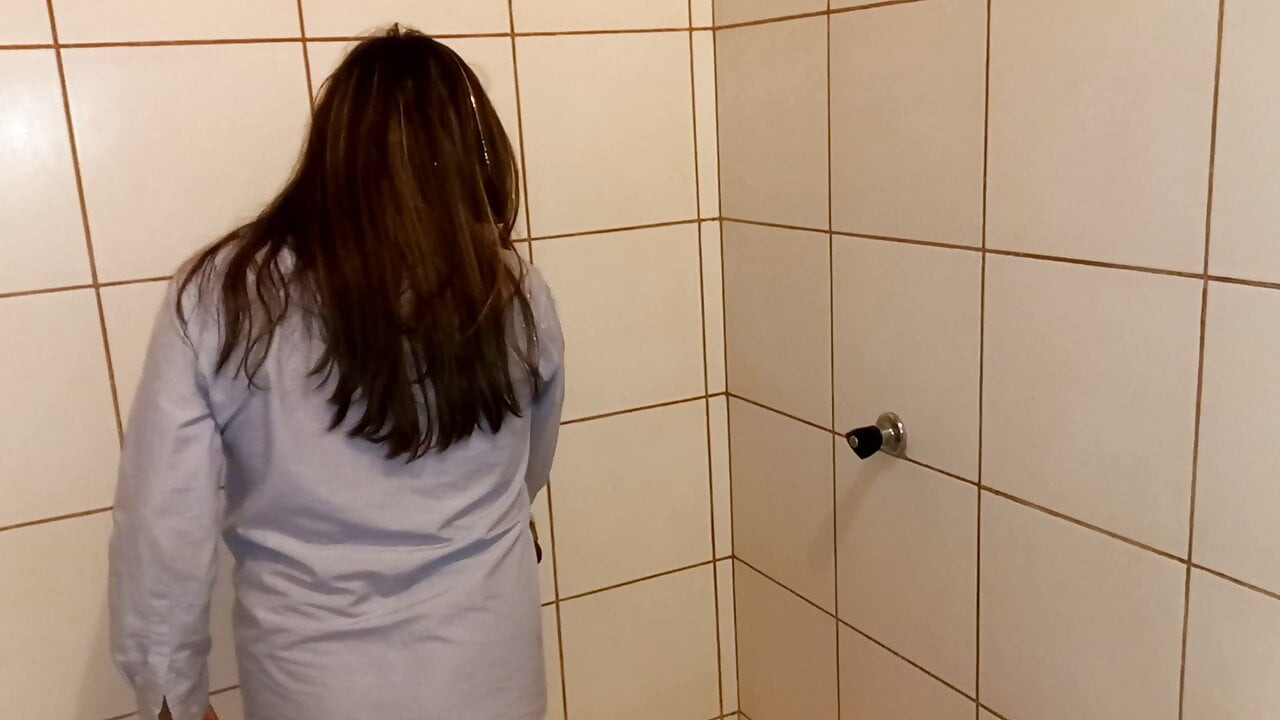 Beni aldattılar ve sevişecek kimsem olmadığı için büyük bir dildo aradım ve yoğun bir şekilde sikişmeye başladım.