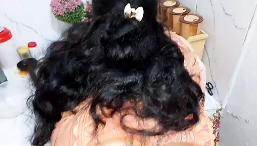 Kocası mutfakta çalışırken hintli karısıyla seks yapıyor (Hintli ev hanımı ve kocası ev yapımı)