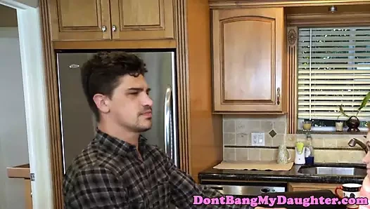 Kızıl saçlı genç yatakta büyük adam tarafından sürülmüş