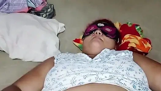 Üvey annem yarağımı emiyor ve dölümü vajinasına bırakmamı istiyor.