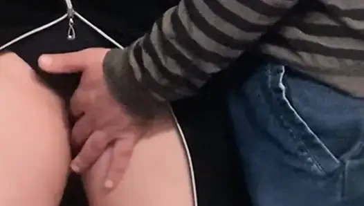 Omg!!! Kalabalık metrodaki yabancı - amcık parmaklıyor