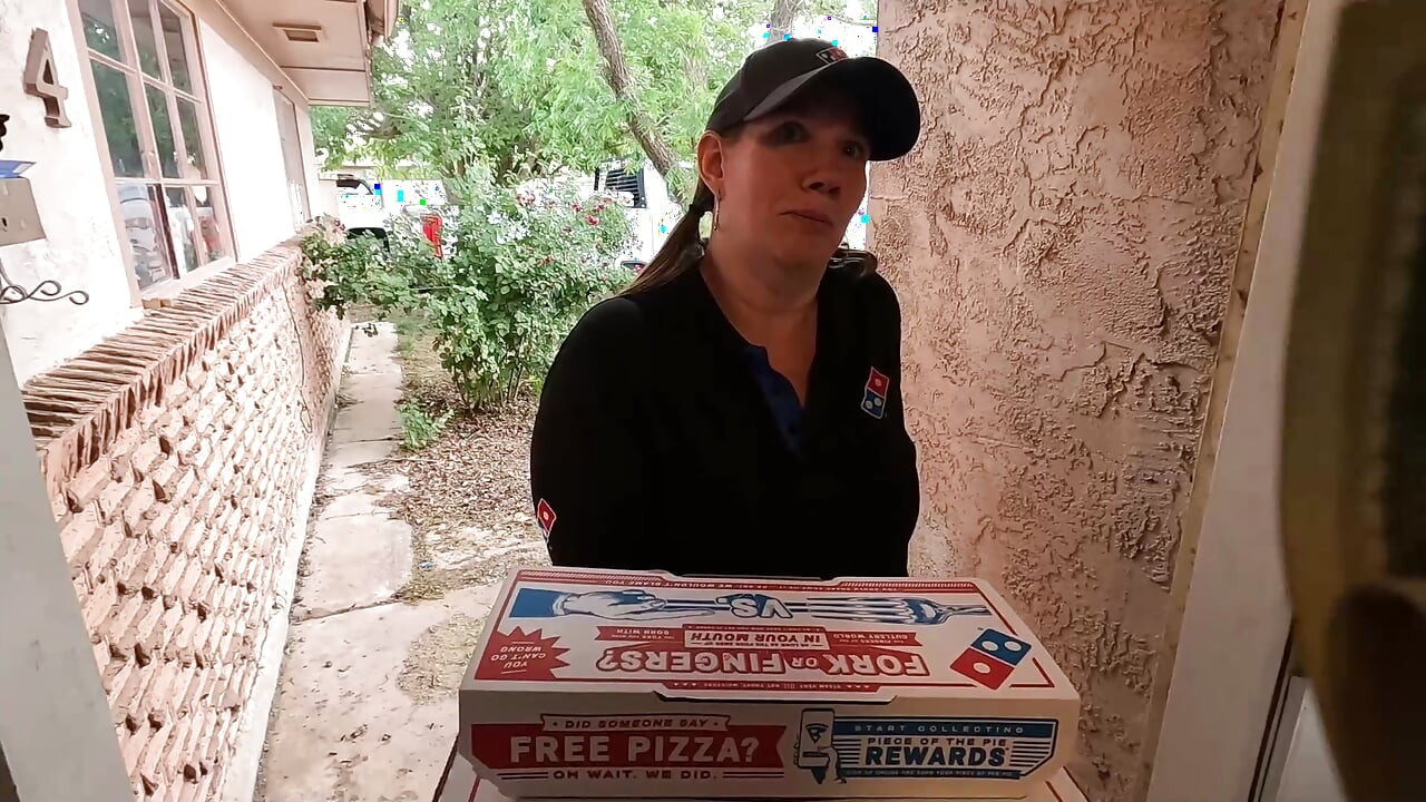 Dominos kuryesine yarağımı emmesi için rüşvet verdim