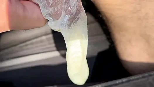 Otoyolda prezervatife işiyor