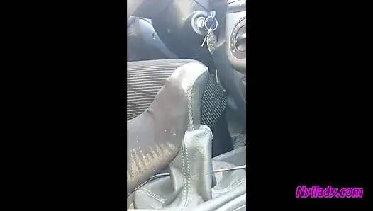 Erkek delisi yüksek topuklu çizmeler ve siyah bale daireleri içinde bravo'sunu sürüyor ve canlandırıyor