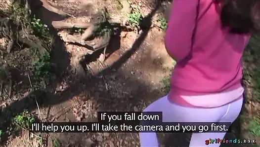 Kız arkadaşlar xxx - bir yürüyüş lezbiyen seks amını parmaklıyor ve amcık yalama park ediyor