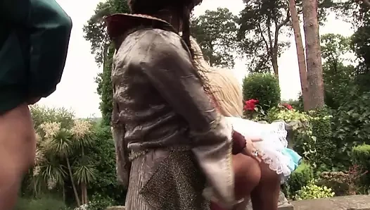 Büyük göt sağlam vücut adım anne alice harikalar diyarında yanlış deliğe gider