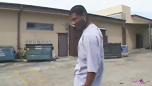 Tatlı bayan büyük zenci almayı ve şımartmayı kabul ederken yüksek topuklu ayakkabılar utangaç bir şekilde sallanıyor.