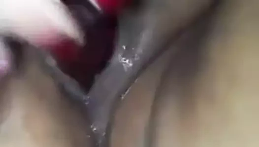 Şişman anneanne son derece ıslak kedi ile oynuyor