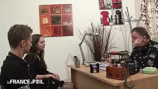 Minik esmer sürtük yarağı gırtlağına kadar alıyor