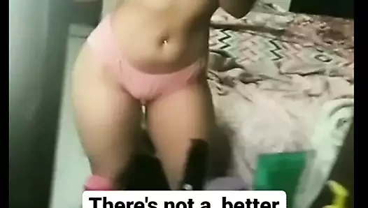 Hintli kız erkek arkadaşına yeni pembe külot gösteren