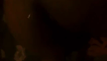 Islak genç bbw kıçına şaplak atıyor.