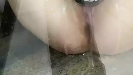 BEYAZ SEKSI EV HANıMı DUŞTA SıKı AMıNA MASTÜRBASYON YAPıYOR