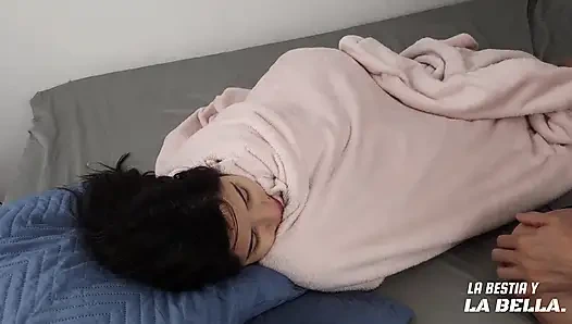 Üvey erkek kardeşim ayaklarıma boşalıyor ve onun amatör dölünü emiyor