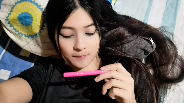 Üvey babam zengin göğüslerime dokunuyor