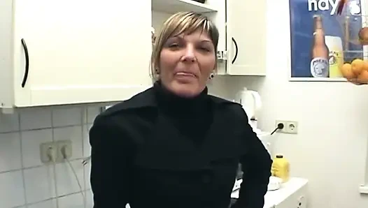 Olgun sarışın dildolarla orgazm olana kadar ıslak amcık