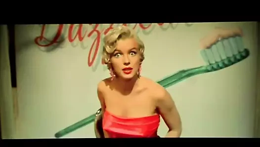 Marylyn göğüslerine sikişiyor