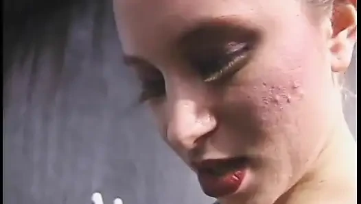 Beyaz stilettoslu ve iç çamaşırlı kız dominatrix'in lateks külotunu yalamalı