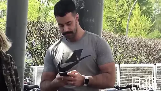 Teddy 2 adama ve bir stanger'a karşı