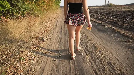 Kızı açık havada yürürken izliyorum upskrt tam arka külot