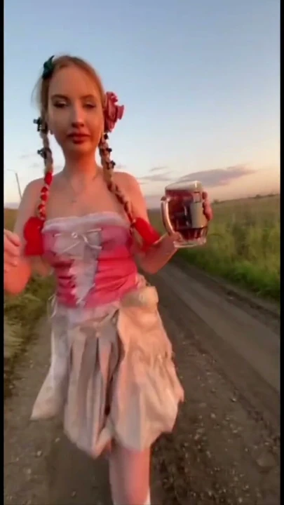 Seksi genç Elza Kom Oktoberfest'te dans ediyor | Clip 3