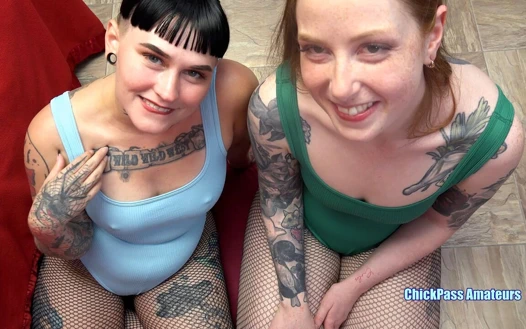 Ateşli kızlar Allison Bloom ve Tiffany Nacke Logan'ın yarağını emiyor!