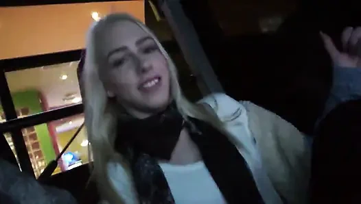 Sarışın Bir Sürtükünün Hayatında Bir Gün