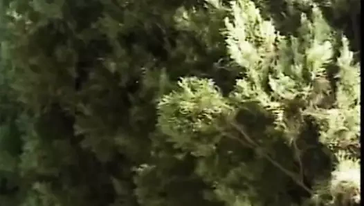 Sıcak kız güzel memeler verir adam bj üzerinde ona diz