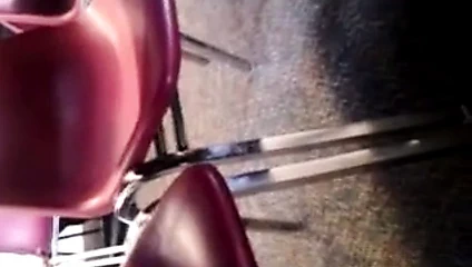 Sandalet üzerinde uzun ayak tırnakları olan abanoz bayan.