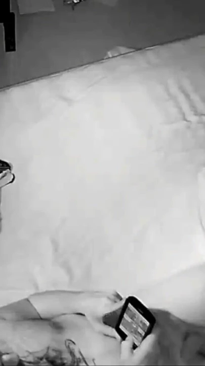 Знаковый момент из "Возбужденной домохозяйке трахают в рот, трахают пальцами, игрушками и кримпаем, затем мастурбирует игрушкой ее киску, чтобы прикончить себя"