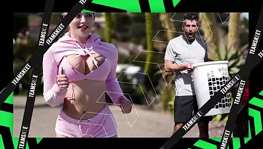 Shoplyfter - sarışın bebek arka odada soyunmak için kıyafetlerini çıkarıyor ve para cezasından kaçınıyor