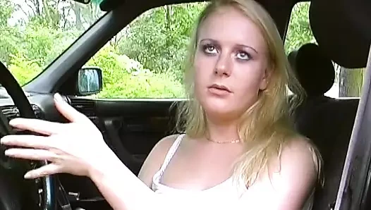 Tombul Bir Alman bebek ormanda döl yemeyi seviyor