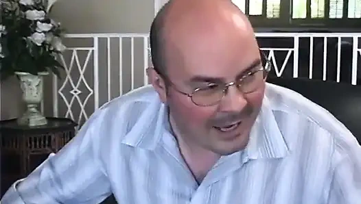 Güzel büyük memeli seksi sarışın sürtük kanepede sert bir yarağa biniyor