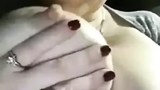 Adım anne ve ona göğüsleri