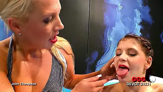 Ggg John Thompson - Küvette Sürtükler Yarak Emiyor Ve Döl Içinde Banyo Yapıyor
