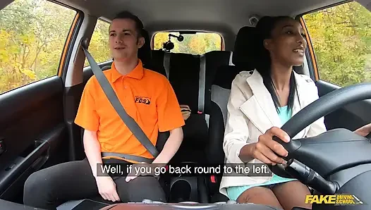 Fake driving school - Asia Rae bir derse gittiğinde biraz beyaz yarakla yetiniyor