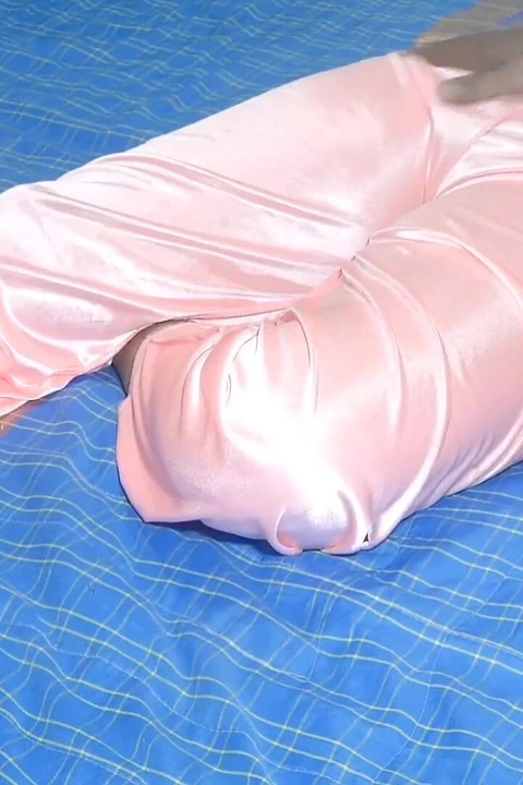 Горячие пары дези жестко сосут и трахаются в спальне